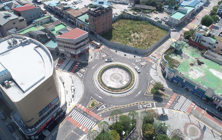 [정읍=뉴시스] 정읍시가 교통사고 잦은 곳 개선사업을 추진 중인 서초등학교 오거리 회잔교차로. *재판매 및 DB 금지