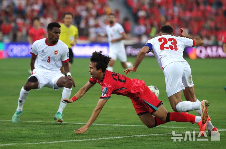 [암만=뉴시스] 정병혁 기자 = 10일(현지시각) 요르단 암만 국제경기장에서 열린 2026 북중미월드컵 아시아 3차 예선 3차전 대한민국과 요르단의 경기, 엄지성이 상대에 걸려 넘어지고 있다. 2024.10.10.jhope@newsis.com