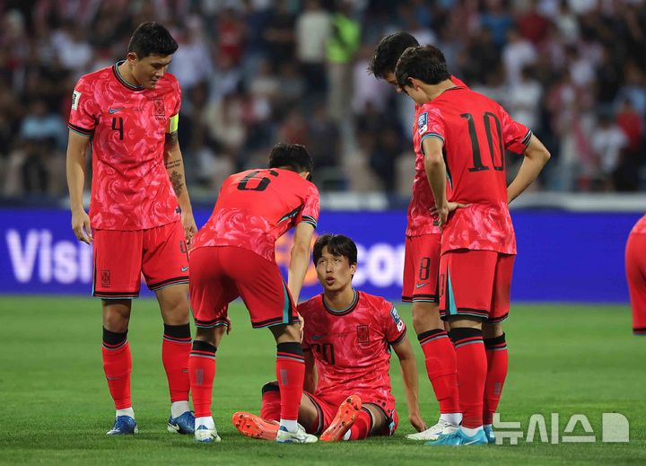 [암만=뉴시스] 정병혁 기자 = 지난 10일(현지시각) 요르단 암만 국제경기장에서 열린 2026 북중미월드컵 아시아 3차 예선 3차전 대한민국과 요르단의 경기, 엄지성이 그라운드에 주저 앉아있다. 2024.10.10.jhope@newsis.com