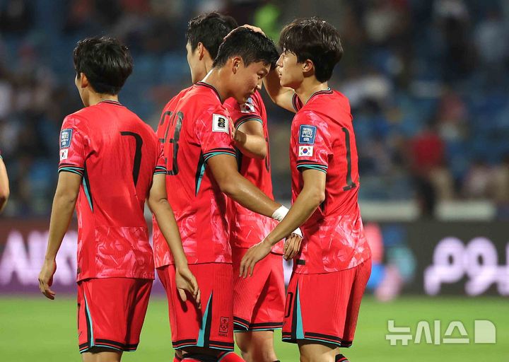 [암만=뉴시스] 정병혁 기자 = 10일(현지시각) 요르단 암만 국제경기장에서 열린 2026 북중미월드컵 아시아 3차 예선 3차전 대한민국과 요르단의 경기, 2-0으로 승리한 이재성과 오현규가 격려하고 있다. 2024.10.10.jhope@newsis.com