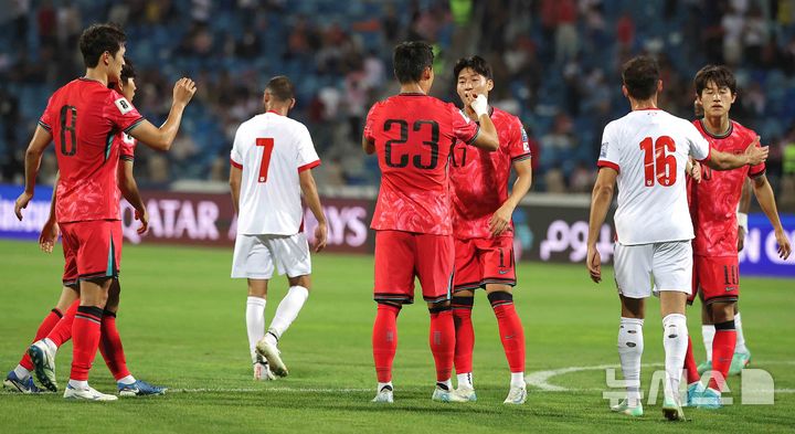 [암만=뉴시스] 정병혁 기자 = 지난 10일(현지시각) 요르단 암만 국제경기장에서 열린 2026 북중미월드컵 아시아 3차 예선 3차전?대한민국과 요르단의 경기에서 2-0으로 승리한 대한민국 선수들이 기뻐하고 있다. 2024.10.10.?jhope@newsis.com