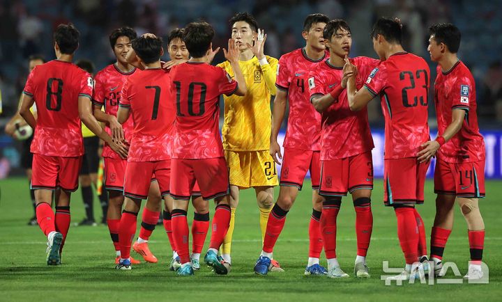 [암만=뉴시스] 정병혁 기자 = 10일(현지시각) 요르단 암만 국제경기장에서 열린 2026 북중미월드컵 아시아 3차 예선 3차전?대한민국과 요르단의 경기에서 2-0으로 승리한 대한민국 선수들이 기뻐하고 있다. 2024.10.10.?jhope@newsis.com