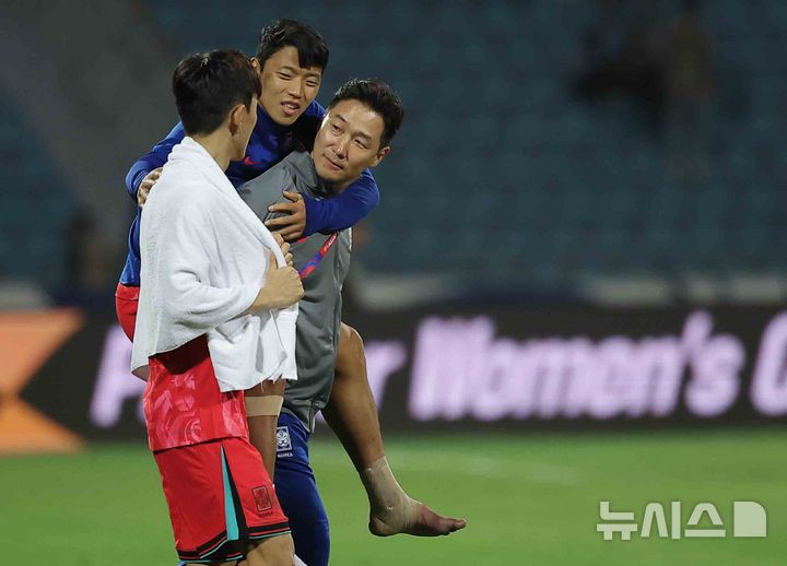 [암만=뉴시스] 정병혁 기자 = 지난 10일(현지시각) 요르단 암만 국제경기장에서 열린 2026 북중미월드컵 아시아 3차 예선 3차전 대한민국과 요르단의 경기에서 2-0으로 승리한 황희찬이 그라운드로 업힌 채 나오고 있다 . 2024.10.10.jhope@newsis.com