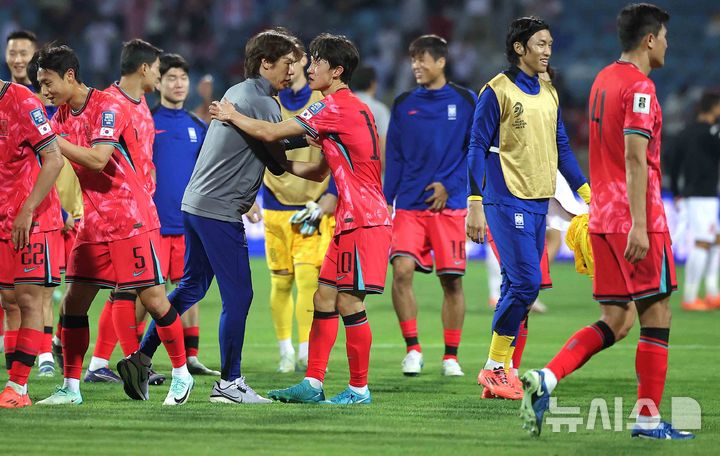 [암만=뉴시스] 정병혁 기자 = 10일(현지시각) 요르단 암만 국제경기장에서 열린 2026 북중미월드컵 아시아 3차 예선 3차전 대한민국과 요르단의 경기에서 2-0으로 승리한 홍명보 감독과 선수들이 인사를 나누고 있다 . 2024.10.10.jhope@newsis.com