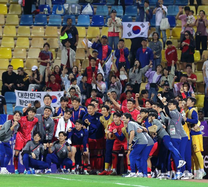 [암만=뉴시스] 정병혁 기자 = 10일(현지시각) 요르단 암만 국제경기장에서 열린 2026 북중미월드컵 아시아 3차 예선 3차전 대한민국과 요르단의 경기에서 2-0으로 승리한 대한민국 선수들이 응원단과 기념촬영을 하고 있다. 2024.10.10.jhope@newsis.com