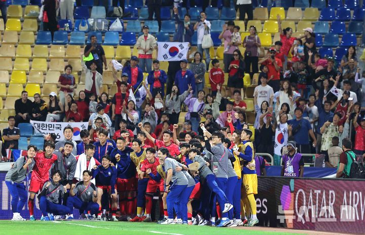 [암만=뉴시스] 정병혁 기자 = 10일(현지시각) 요르단 암만 국제경기장에서 열린 2026 북중미월드컵 아시아 3차 예선 3차전 대한민국과 요르단의 경기에서 2-0으로 승리한 대한민국 선수들이 응원단과 기념촬영을 하고 있다. 2024.10.10.jhope@newsis.com