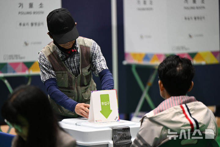 [곡성=뉴시스] 박기웅 기자 = 10·16 재보궐선거 사전투표 첫날인 11일 오전 전남 곡성군 오곡면 다목적체육관에 마련된 오곡면 사전투표소에서 유권자가 투표함에 투표용지를 넣고 있다. 2024.10.11. pboxer@newsis.com