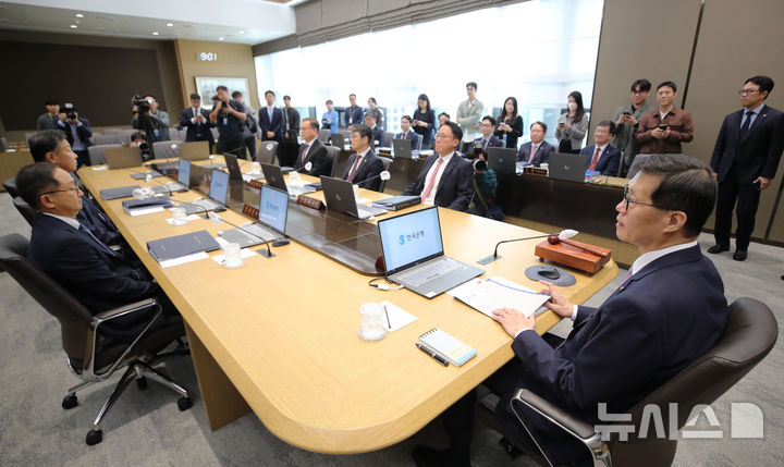 [서울=뉴시스] 사진공동취재단 = 이창용 한국은행 총재가 11일 서울 중구 한국은행에서 금융통화위원회를 주재하고 있다. 2024.10.11. photo@newsis.com