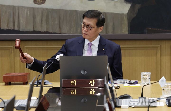 [서울=뉴시스] 사진공동취재단 = 이창용 한국은행 총재가 11일 서울 중구 한국은행에서 열린 금융통화위원회에서 의사봉을 두드리고 있다. 2024.10.11. photo@newsis.com