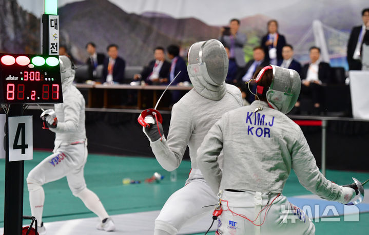 [남해=뉴시스] 차용현 기자 = 11일 오전 경남 남해실내체육관에서 열린 제105회 전국체육대회 남자 사브르 개인전에 대전광역시 대표로 출전한 오상욱 선수(왼쪽)가 부산 대표로 출전한 김준형 선수를 상대로 경기를 펼치고 있다. 이날 오상욱 선수는 김준형 선수에게 15-14로 패해 예선 탈락했다. 2024.10.11. con@newsis.com