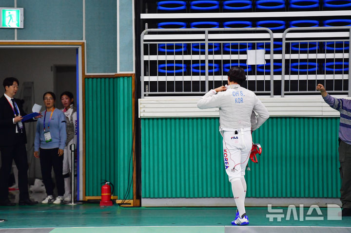 [남해=뉴시스] 차용현 기자 = 11일 오전 경남 남해실내체육관에서 열린 제105회 전국체육대회 남자 사브르 개인전에 대전광역시 대표로 출전한 오상욱 선수(오른쪽)가 부산 대표로 출전한 김준형 선수가 경기를 마치고 퇴장하고 있다. 이날 오상욱 선수는 김준형 선수에게 15-14로 패해 예선 탈락했다. 2024.10.11. con@newsis.com