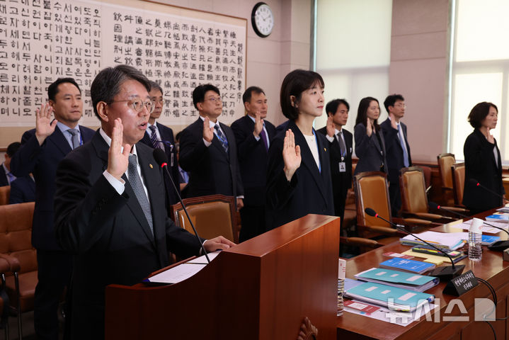 [서울=뉴시스] 권창회 기자 = 11일 오전 서울 여의도 국회에서 열린 법제사법위원회 국정감사에서 김정원헌법재판소 사무처장이 증인선서를 하고 있다. 2024.10.11. kch0523@newsis.com