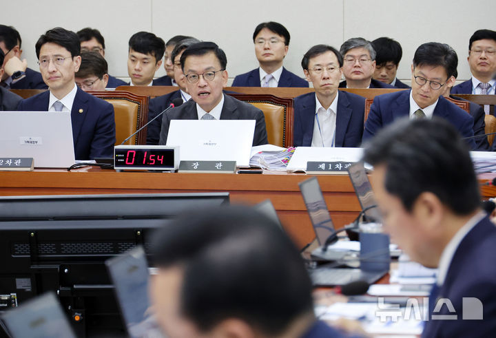 [서울=뉴시스] 조성우 기자 = 최상목 경제부총리 겸 기획재정부 장관이 11일 오전 서울 여의도 국회에서 열린 기획재정위원회의 기획재정부에 대한 국정감사에서 의원 질문에 답변하고 있다. 2024.10.11. xconfind@newsis.com