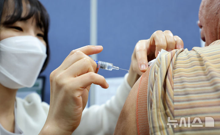 [대구=뉴시스] 이무열 기자 = 고위험군 대상으로 독감 무료 예방접종이 시작된 11일 대구 달서구 대구보훈병원을 찾은 어르신이 접종을 받고 있다. 2024.10.11. lmy@newsis.com
