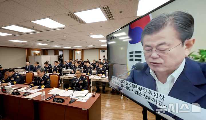 [서울=뉴시스] 김진아 기자 = 조지호 경찰청장이 11일 서울 서대문구 경찰청사에서 열린 경찰청, 한국도로교통공단에 대한 국회 행정안전위원회의 국정감사에서 문재인 전 대통령의 딸 다혜 씨의 음주 운전 관련 질의를 듣고 있다. 2024.10.11. bluesoda@newsis.com