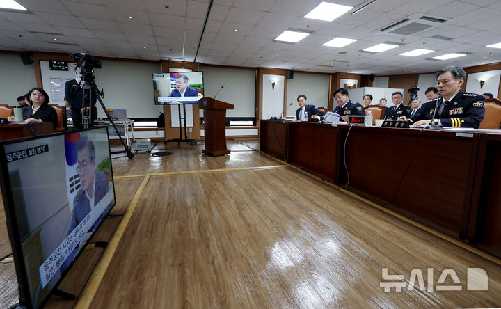 [서울=뉴시스] 김진아 기자 = 조지호 경찰청장이 11일 서울 서대문구 경찰청사에서 열린 경찰청, 한국도로교통공단에 대한 국회 행정안전위원회의 국정감사에서 문재인 전 대통령의 딸 다혜 씨의 음주 운전 관련 질의를 듣고 있다. 2024.10.11. bluesoda@newsis.com