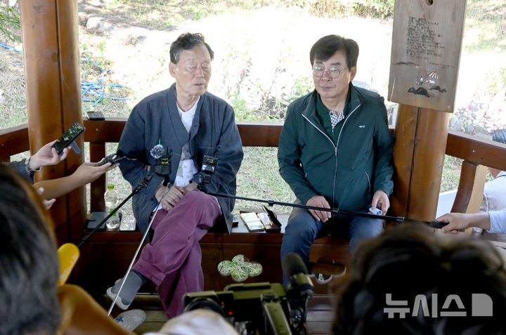 [장흥=뉴시스] 김혜인 기자 = 11일 오전 전남 장흥군 안양면에서 한승원(사진 왼쪽) 작가와 김성(오른쪽) 장흥군수가 한 작가의 딸 한강 작가의 노벨문학상 수상 이후 축하 소감을 밝히고 있다. 장흥은 한승원 작가의 고향이다. 2024.10.11. hyein0342@newsis.com