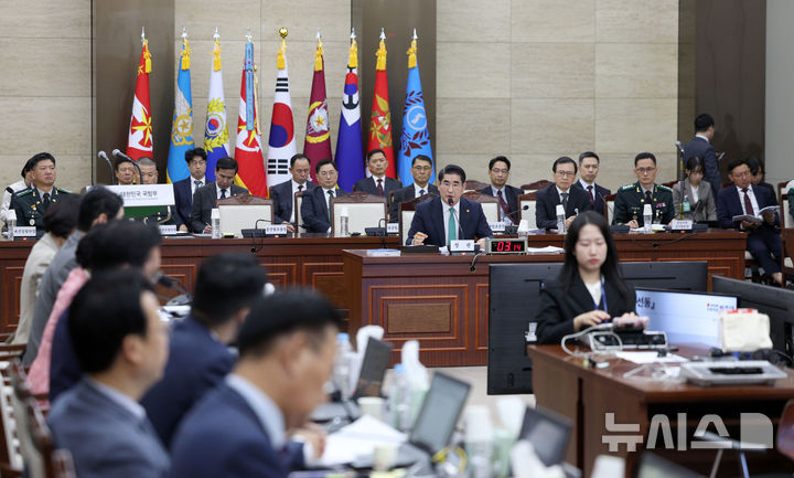 [서울=뉴시스] 김선웅 기자 = 김용현 국방부 장관이 11일 서울 용산구 국방부 청사에서 열린 국회 법제사법위원회의 군사법원에 대한 국정감사에 출석해 의원 질의에 답변하고 있다. 2024.10.11. mangusta@newsis.com