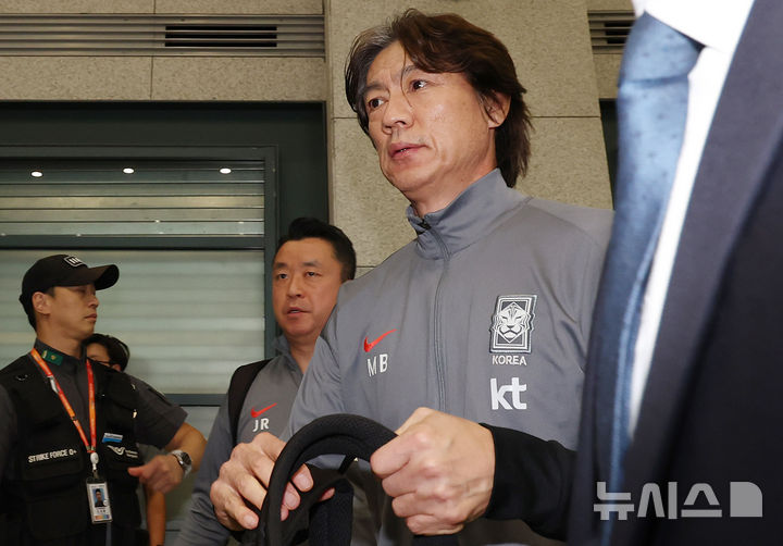 [인천공항=뉴시스] 이영환 기자 = 요르단 원정에서 승리를 거둔 대한민국 축구국가대표팀 홍명보 감독이 11일 오후 인천국제공항 제1여객터미널을 통해 귀국해 인터뷰를 마친 후 이동하고 있다. 2024.10.11. 20hwan@newsis.com