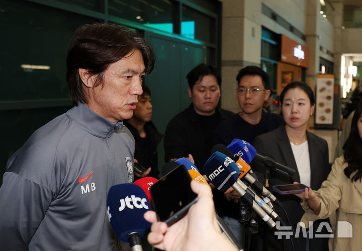 [인천공항=뉴시스] 이영환 기자 = 요르단 원정에서 승리를 거둔 대한민국 축구국가대표팀 홍명보 감독이 11일 오후 인천국제공항 제1여객터미널을 통해 귀국해 인터뷰를 하고 있다. 2024.10.11. 20hwan@newsis.com