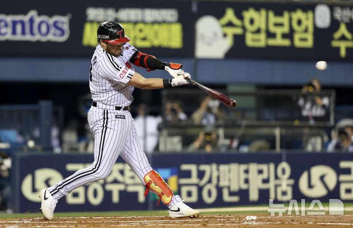 [서울=뉴시스] 김선웅 기자 = 11일 서울 송파구 잠실야구장에서 열린 2024 KBO 포스트시즌 준플레이오프 5차전 kt 위즈와 LG 트윈스의 경기에서 1회말 1사 주자 1루, LG 3번타자 오스틴이 1타점 적시타를 때리고 있다. 2024.10.11. mangusta@newsis.com