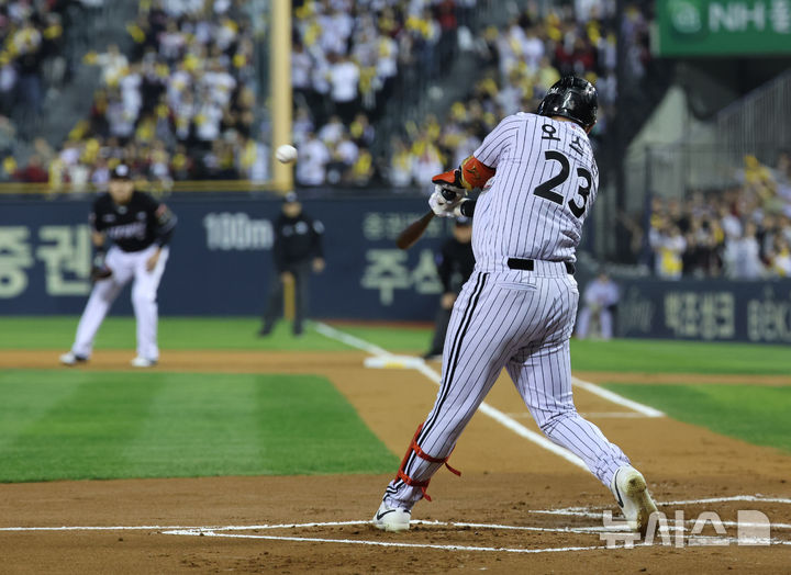 [서울=뉴시스] 김금보 기자 = 11일 서울 송파구 잠실야구장에서 열린 2024 KBO 포스트시즌 준플레이오프 5차전 kt 위즈와 LG 트윈스의 경기에서 1회말 1사 1루 LG 오스틴이 1타점 2루타를 치고 있다. 2024.10.11. kgb@newsis.com