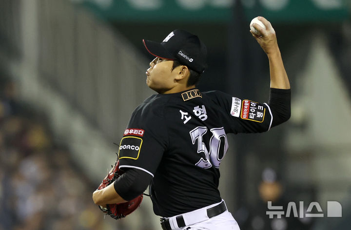 [서울=뉴시스] 김선웅 기자 = 지난해 10월11일 서울 송파구 잠실야구장에서 열린 2024 KBO 포스트시즌 준플레이오프 5차전 kt 위즈와 LG 트윈스의 경기에서 4회초 kt 교체투수 소형준이 역투하고 있다. 2024.10.11. mangusta@newsis.com