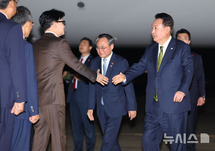 [성남=뉴시스] 최진석 기자 = 필리핀·싱가포르 국빈방문 및 한·아세안 정상회의 일정을 마친 윤석열 대통령이 11일 성남 서울공항에 도착해 환영나온 한동훈 국민의힘 대표와 인사를 나누고 있다. 2024.10.11. myjs@newsis.com