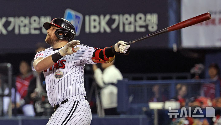 [서울=뉴시스] 김금보 기자 = 11일 서울 송파구 잠실야구장에서 열린 2024 KBO 포스트시즌 준플레이오프 5차전 kt 위즈와 LG 트윈스의 경기에서 3회말 1사 1,3루 LG 오스틴이 희생플라이를 치고 있다. 2024.10.11. kgb@newsis.com