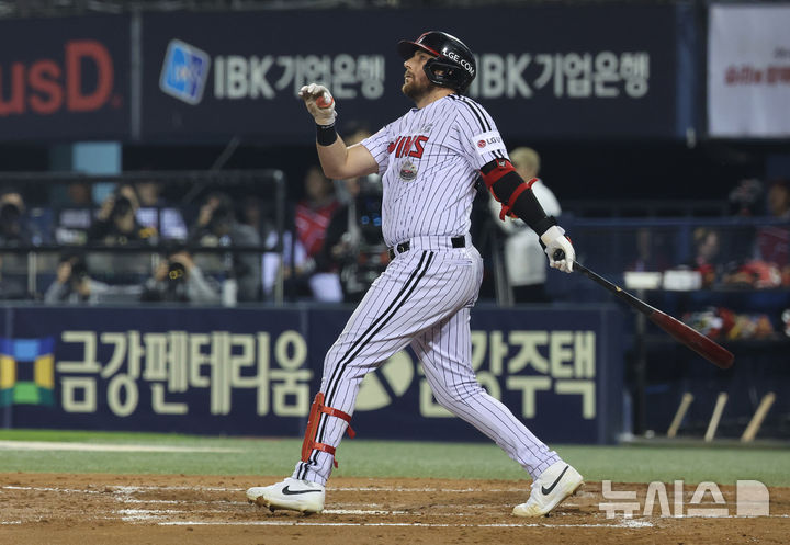 [서울=뉴시스] 김금보 기자 = 11일 서울 송파구 잠실야구장에서 열린 2024 KBO 포스트시즌 준플레이오프 5차전 kt 위즈와 LG 트윈스의 경기에서 3회말 1사 1,3루 LG 오스틴이 희생플라이를 치고 있다. 2024.10.11. kgb@newsis.com