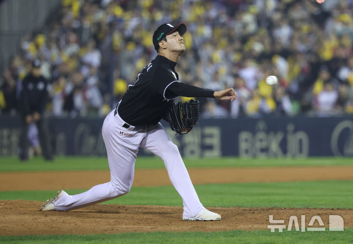 [서울=뉴시스] 김금보 기자 = 11일 서울 송파구 잠실야구장에서 열린 2024 KBO 포스트시즌 준플레이오프 5차전 kt 위즈와 LG 트윈스의 경기에서 7회말 kt 고영표가 역투하고 있다. 2024.10.11. kgb@newsis.com