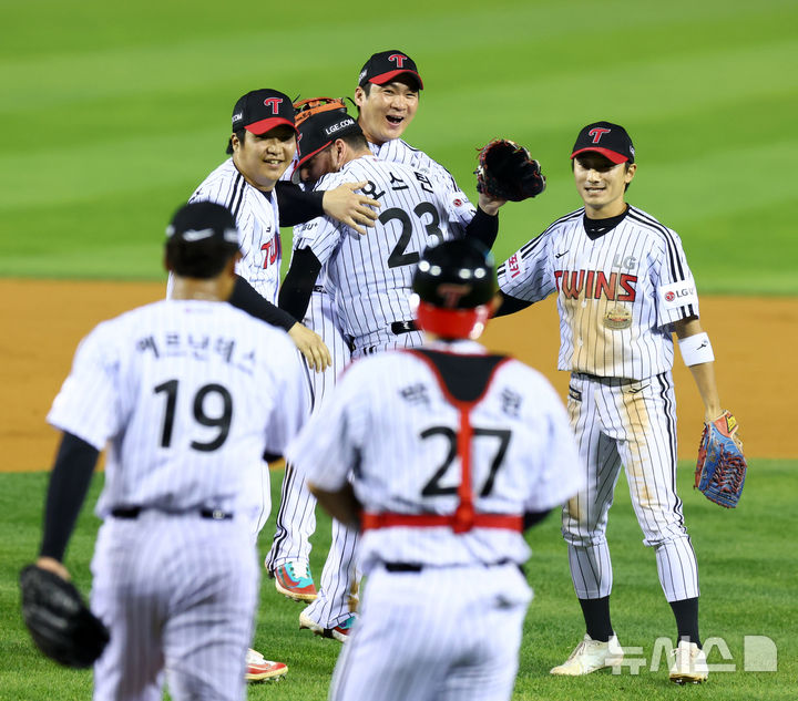 [서울=뉴시스] 전신 기자 = 11일 서울 송파구 잠실야구장에서 열린 2024 KBO 포스트시즌 준플레이오프 5차전 kt 위즈와 LG 트윈스의 경기에서 4-1 승리한 LG 선수들이 자축하고 있다. 2024.10.11. photo1006@newsis.com