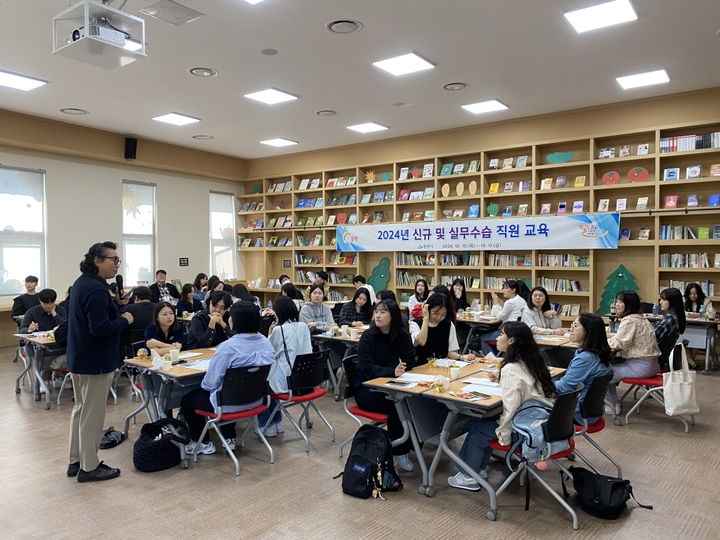 [밀양=뉴시스] 안지율 기자 = 신규 및 실무 수습 직원 공직 적응 교육을 하고 있다. (사진=밀양시 제공) 2024.10.12. photo@newsis.com  *재판매 및 DB 금지