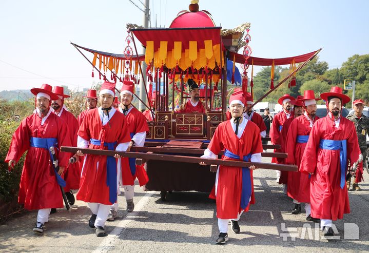 [청주=뉴시스] 서주영 기자 = '18회 세종대왕과 초정약수축제'의 행사인 세종대왕 어가행차가 12일 충북 청주시 청원구 내수읍 초정행궁 일대에서 열리고 있다. 1444년 세종대왕의 초정 행차를 기념하기 위한 이 축제는 11일부터 13일까지 사흘간 초정행궁 일대에서 펼쳐진다. 2024.10.12. juyeong@newsis.com