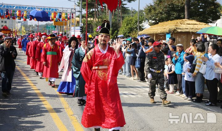 [청주=뉴시스] 서주영 기자 = '18회 세종대왕과 초정약수축제'의 행사인 세종대왕 어가행차가 12일 충북 청주시 청원구 내수읍 초정행궁 일대에서 열리고 있다. 1444년 세종대왕의 초정 행차를 기념하기 위한 이 축제는 11일부터 13일까지 사흘간 초정행궁 일대에서 펼쳐진다. 2024.10.12. juyeong@newsis.com