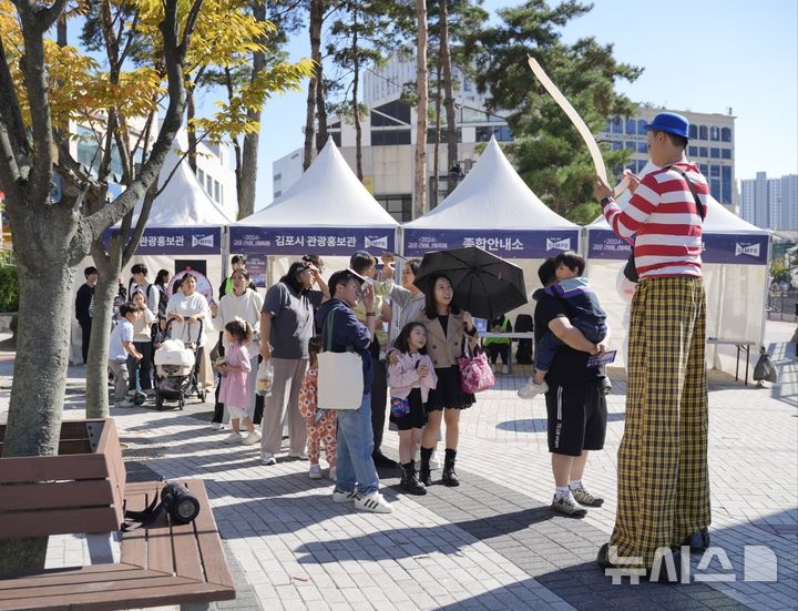 [김포=뉴시스] 정일형 기자 = 김포시는 12일 김포한강중앙공원 및 라베니체 일원에서 ‘2024 김포 라베니체 축제’를 개최했다. (사진은 김포시 제공) 2024.10.12. jih@newsis.com