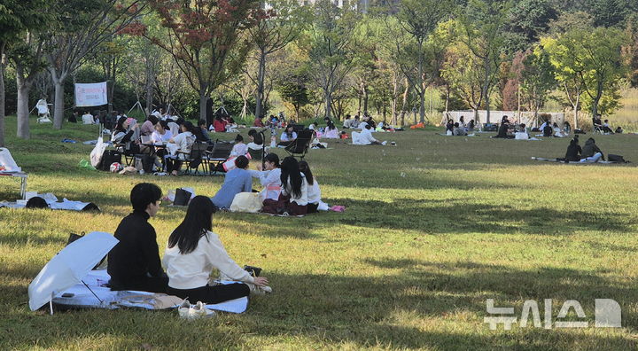 [전주=뉴시스] 김얼 기자 = 선선한 가을 날씨가 이어지고 있는 12일 전북 전주시 덕진구 송천동 세병공원을 찾은 시민들이 피크닉을 즐기고 있다. 2024.10.12. pmkeul@newsis.com