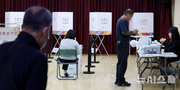 [서울=뉴시스] 추상철 기자 = 서울시교육감 보궐선거 사전투표 둘째날인  12일 오전 서울 숭인1동 주민센터에 마련된 사전투표소에서 유권자가 소중한 한표를 행사하고 있다. 2024.10.12. scchoo@newsis.com