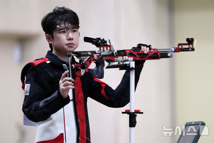[창원=뉴시스] 김명년 기자 = 12일 오전 경남 창원시 창원국제사격장에서 열린 제105회 전국체육대회 사격 10m 공기소총 남자 개인전 결선에서 파리 올림픽 은메달리스트 박하준이 경기를 치르고 있다. 2024.10.12. kmn@newsis.com