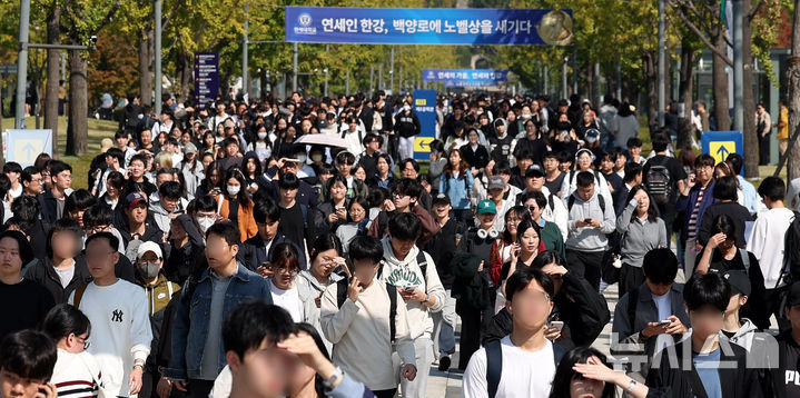 [서울=뉴시스] 추상철 기자 = 지난달 12일 오전 서울 서대문구 연세대학교에서 수험생들이 수시모집 논술 시험을 마친 후 시험장을 나서고 있다. 2024.10.12. scchoo@newsis.com