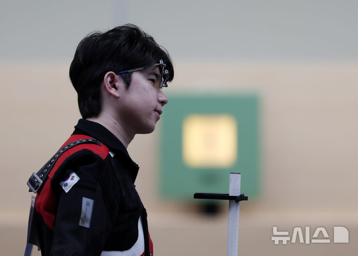 [창원=뉴시스] 김명년 기자 = 지난해 10월12일 오전 경남 창원시 창원국제사격장에서 열린 제105회 전국체육대회 사격 10m 공기소총 남자 개인전 결선에서 파리 올림픽 은메달리스트 박하준이 3위로 경기를 마치고 아쉬워하고 있다. 2024.10.12. kmn@newsis.com