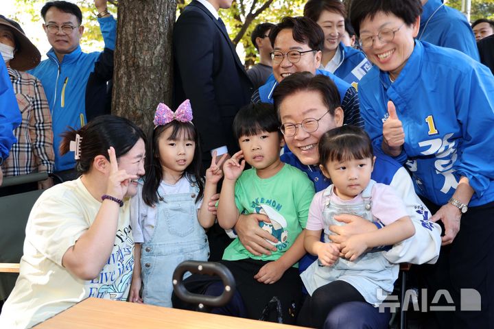 [부산=뉴시스] 하경민 기자 = 이재명 더불어민주당 대표가 12일 부산 금정구 스포원을 방문, 나들이 나온 시민들과 인사하며 김경지 금정구청장 보궐선거 후보의 지지를 호소하고 있다. 2024.10.12. yulnetphoto@newsis.com