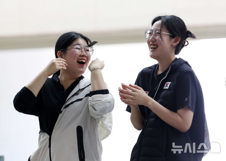 [창원=뉴시스] 김명년 기자 = 지난해 10월12일 오전 경남 창원시 창원국제사격장에서 열린 제105회 전국체육대회 사격 25m 권총 여자 개인전 결선에서 파리 올림픽 금메달리스트 양지인과 오예진이 기뻐하고 있다. 양지인과 오예진은 각각 금메달과 은메달을 획득했다. 2024.10.12. kmn@newsis.com