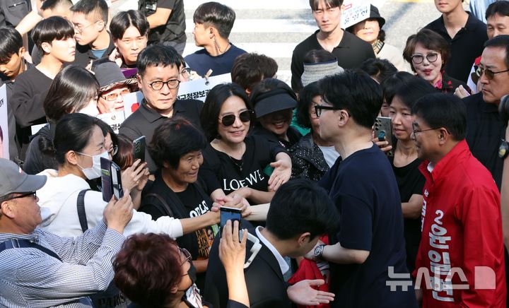 [부산=뉴시스] 하경민 기자 = 한동훈 국민의힘 대표가 12일 부산 금정구 도시철도 1호선 노포역을 출발해 온천장역까지 약 4시간 동안 도보로 이동하며 시민들과 인사하며 윤일현 금정구청장 보궐선거 후보의 지지를 호소하고 있다. 2024.10.12. yulnetphoto@newsis.com