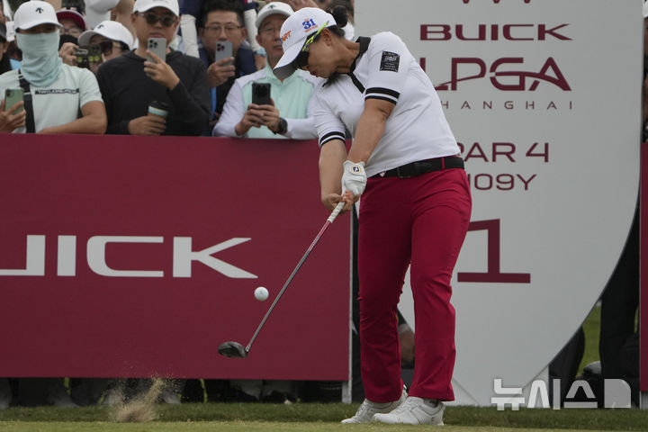 [상하이=AP/뉴시스] 김세영이 13일(현지시각) 중국 상하이 치중 가든 골프클럽에서 열린 미국 여자프로골프(LPGA) 투어 뷰익 LPGA 상하이 최종 라운드 1번 홀에서 티샷하고 있다. 김세영은 최종 합계 19언더파 269타로 사이고 마오(일본)와 함께 공동 2위로 대회를 마쳤다. 2024.10.13.