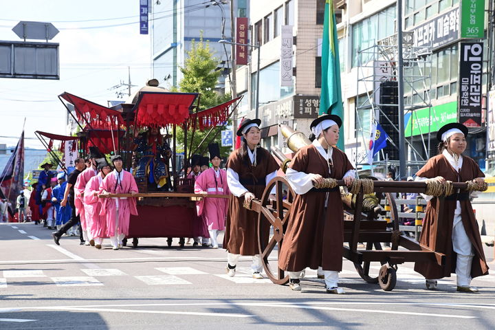 [진주=뉴시스]진주 제73회 개천예술제 가장행렬 모습. *재판매 및 DB 금지