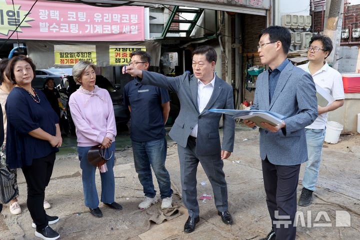 [광명=뉴시스] 박승원 광명시장(사진 오른쪽부터 세번째)이 11일 철산동 노후관로 정비 공사현장을 방문해 공사로 인한 시민 불편사항을 듣고 해법을 논의하고 있다.(사진=광명시 제공)2024.10.13.photo@newsis.com