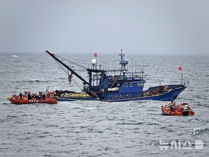 [제주=뉴시스] 오영재 기자 = 제주 서귀포해양경찰서 5002함 기동대원이 지난해 10월10일 오전 한중잠정조치 수역에서 고속단정을 타고 중국어선 검문검색을 실시하고 있다. 2024.10.13. oyj4343@newsis.com 