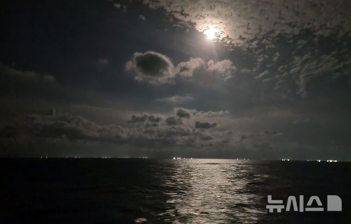 [제주=뉴시스] 10일 오후 제주 서귀포해양경찰서 5002함에서 바라본 한중잠정조치 수역. 2024.10.13. oyj4343@newsis.com 