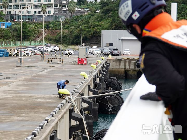 [제주=뉴시스] 10일 오전 제주 서귀포시 화순항에서 서귀포해양경찰서 5002함이 출항 준비를 위해 홋줄을 걷고 있다. 2024.10.13. oyj4343@newsis.com  